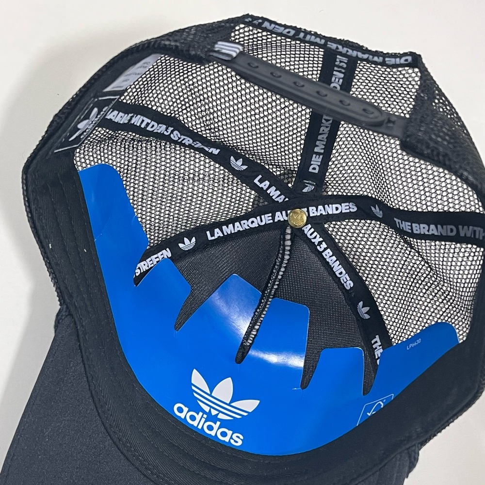THE BRAND WITH THE 3 STRIPES